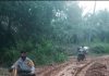 Berjibaku dengan Lumpur, Polres Muba Kawal Pendistribusian Logistik Pilkades Aman dan Tepat Waktu