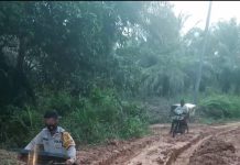 Berjibaku dengan Lumpur, Polres Muba Kawal Pendistribusian Logistik Pilkades Aman dan Tepat Waktu
