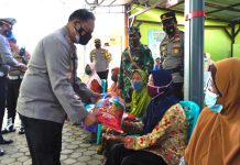 Kapolres AKBP EG Pandia Tinjau Vaksinasi Lansia Sekaligus Salurkan Bantuan Sosial