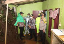 Kapolres Malang Bersama Bupati Malang Tinjau Lokasi Terdampak Tanah Longsor