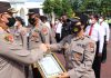 Kapolres Pasuruan Berikan Reward Kepada Anggota Polres Pasuruan Yang Berprestasi Serta Penyerahan Ranmor Dinas Roda Dua