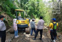 Muspika Ngajum Ajak Warga Bersihkan Material Longsoran