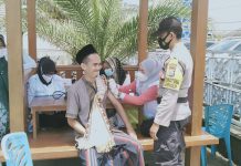 Kejar Herd Immunity, Jamaah Sholat Jumat Dapat Vaksin dari Polres Bojonegoro