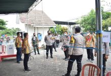 Kapolresta Sidoarjo Pastikan Pilkades Prasung Kondusif, Warga Juga Dapat Vaksinasi