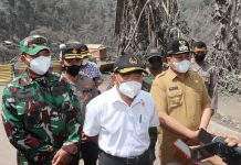 Kapolres Malang Dampingi Kunjungan Menteri PMK Meninjau Lokasi Terdampak Erupsi Gunung Semeru di Jembatan Gladak Perak
