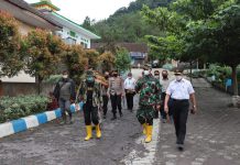 Forkopimda Kabupaten Malang Dampingi Menko PMK Meninjau Persiapan Lokasi Posko Pengungsian di Wilayah Kecamatan Pronojiwo