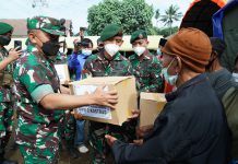 Pangdivif 2 Kostrad Bagikan Paket Sembako Kepada Korban Erupsi Gunung Semeru
