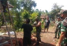 Koramil 0819/23 Sukorejo Lakukan perbaikan Atap Rumah Warga Desa Kalirejo Akibat Diterjang Puting Beliung