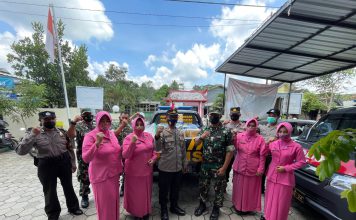 Kapolsek Tajinan Gandeng Personil Koramil Salurkan Bansos kepada Korban Erupsi Semeru