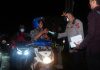 Jelang Nataru, Polresta Sidoarjo Bagikan Masker Kepada Pengendara