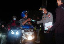 Jelang Nataru, Polresta Sidoarjo Bagikan Masker Kepada Pengendara