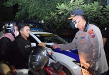Polresta Sidoarjo Gencarkan Edukasi Prokes Dengan Bagikan Masker Jelang Nataru