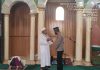 Jalin Silaturahmi dengan Jamaah Sholat Jum’at, Kapolsek Pakisaji Ajak Masyarakat Patuhi Prokes
