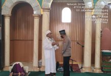 Jalin Silaturahmi dengan Jamaah Sholat Jum’at, Kapolsek Pakisaji Ajak Masyarakat Patuhi Prokes
