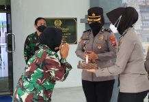 Polwan Polresta Sidoarjo Beri Kejutan HUT Kowal Ke-59