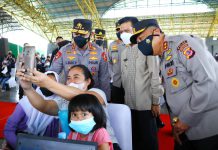 Tinjau Vaksinasi Serentak se-Indonesia, Kapolri Ingatkan Syarat Wajib Laksanakan PTM 100 Persen