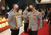 Sejumlah Penghargaan Diberikan Pada Acara Kapolda Jatim Award 2022