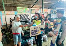 Himbau Prokes Pedagang dan Pembeli di Pasar Sayur Karangploso