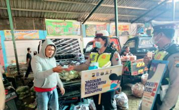 Himbau Prokes Pedagang dan Pembeli di Pasar Sayur Karangploso