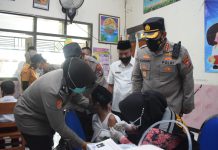 Polresta Sidoarjo Suntik Vaksin 500 Murid MIN 1