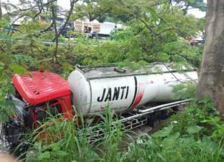 Tabrak Pagar Pengaman Jalan, Truk Tangki Semen Terjun Ke Sungai Di Parerejo Purwodadi 