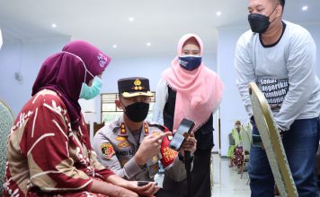 Humanis, AKBP Andi Sinjaya Jelaskan Aplikasi Peduli Lindungi Kepada Peserta Vaksinasi