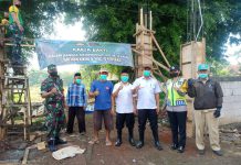 Polwan Polres Malang Bantu Ngecor Gapuro Makam