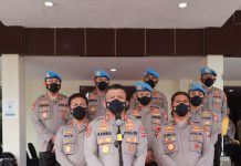Kunker ke Polda Jatim, Kadiv Propam Polri Irjen Ferdy Sambo beri penghargaan kepada anggota Bidpropam dengan kinerja terbaik