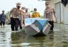 Polantas Peduli, Gunakan Perahu Bagikan Sembako Kepada Warga Terdampak Dan Terisolir Akibat Banjir
