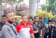 Geruduk Pendopo Bupati Pasuruan, Wartawan Dan LSM Se-Pasuruan Raya Minta Hasbullah Dicopot Dari Jabatannya 