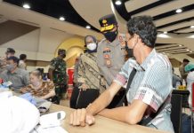 Cek Vaksinasi Massal di Tunjungan Plaza, Kapolda Jatim: capaian vaksinasi di seluruh Madura hampir 70%