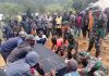 Prajurit Satgas 412 Kostrad Bantu Pemakaman Jenazah di Pedalaman Papua