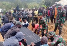 Prajurit Satgas 412 Kostrad Bantu Pemakaman Jenazah di Pedalaman Papua