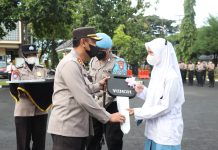 AKBP Arman S.IK, M.Si Serahkan 3 Sepeda Motor Pemenang Undian Doorprize Vaksinasi Serentak di Polres Sampang
