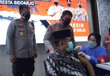 Wakapolda Jatim Tinjau Vaksinasi Lansia di Polresta Sidoarjo