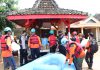 Polres Ponorogo Bantu Evakuasi Korban Bencana Banjir Di Ngasinan Jetis