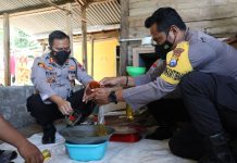 Polisi di Pacitan Dampingi Warga Buat Minyak Goreng Berbahan Kelapa Hingga Bagikan Secara Gratis