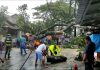 Polres Malang Bersama Warga Bersihkan Pohon Tumbang di Sepanjang Jalan Penarukan Kepanjen