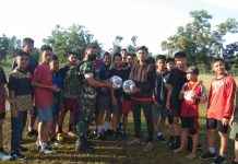 Danramil 401-03 Sekayu Berikan Bantuan Bola Kaki Ke Santri
