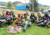 Seru !! Prajurit Satgas 412 Kostrad Belajar Kearifan Lokal Bersama Mama Mama Di Pedalaman Papua