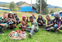 Seru !! Prajurit Satgas 412 Kostrad Belajar Kearifan Lokal Bersama Mama Mama Di Pedalaman Papua