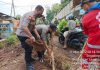 Pasca Banjir Bandang, Polres Malang Gotong Royong Lakukan Pembersihan Saluran Irigasi Kalimanggis Desa Srigading