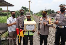Polres Blitar Kota Peduli Supeltas Penjaga Perlintasan Kereta Api Tanpa Palang Pintu