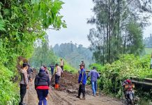 Polres Probolinggo Gerak Cepat Bantu Masyarakat Evakuasi Tebing Longsor di Jalur Wisata Bromo