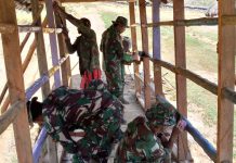 Perbaiki Jembatan Di Pendalaman Papua, Satgas Yonif Mr 412 Kostrad Buka Jalan Perekonomian Warga