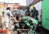 Bentuk Kepedulian TNI, Babinsa Koramil 0819/01 Kota Bantu Atasi Kesulitan Rakyat