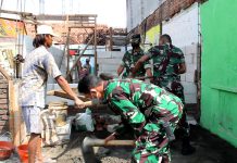 Bentuk Kepedulian TNI, Babinsa Koramil 0819/01 Kota Bantu Atasi Kesulitan Rakyat