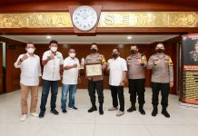 Kapolda Jatim Irjen Nico Menerima Penganugrahan PWI Jatim Award Kategori Tokoh Daerah Bidang Public Health Leaders