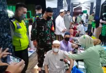 Antusiasme Masyarakat Karangploso Ikuti Vaksinasi Booster Usai Sholat Tarawih