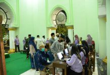 Kejar Herd Immunity, Polres Madiun Kota Bersama Forkopimda Gelar Vaksinasi Usai Sholat Tarawih